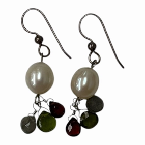 Earrings Dangle/Drop By Clothes Mentor In Green & Red