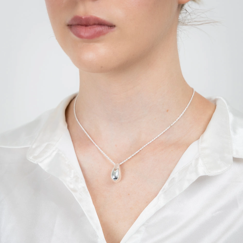 Sterling Silver Polished Tear Drop Pendant on 40 5cm Chain
