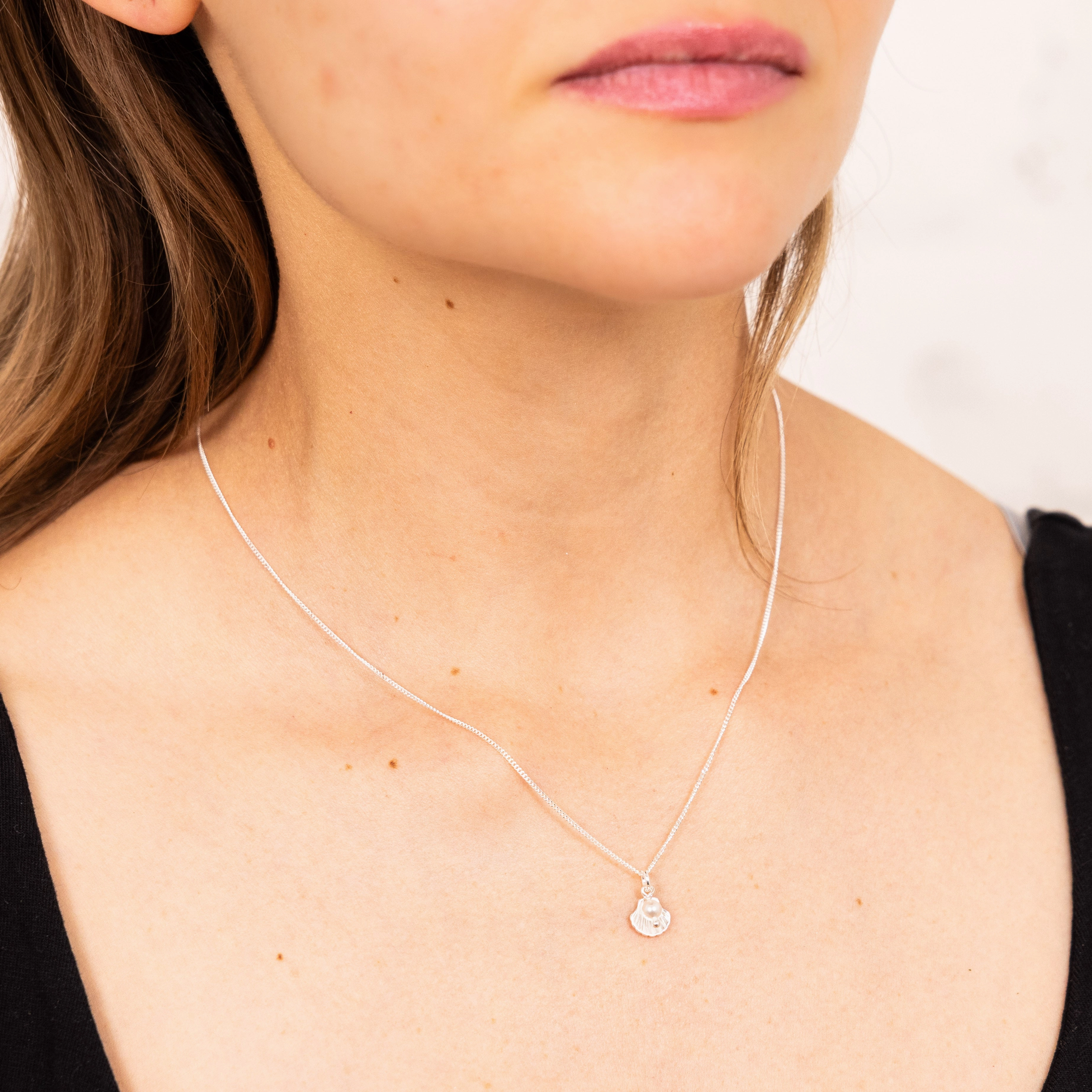Sterling Silver Shell Pendant On 42 3cm Chain